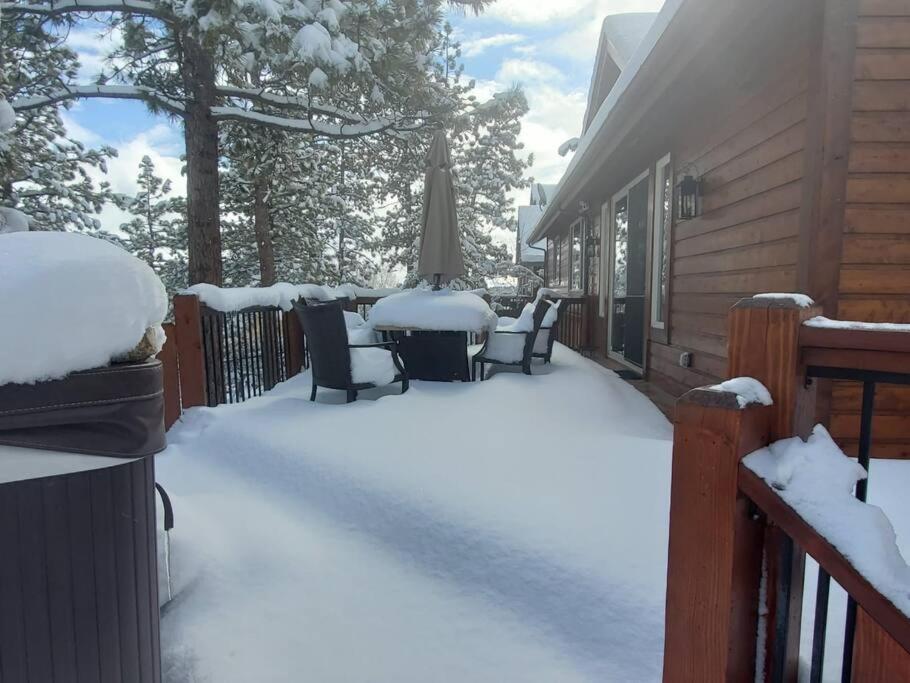 Custom Single Story Cabin With Jacuzzi Pool Table & Big Game Room With Arcade Games Big Bear Lake Exterior foto