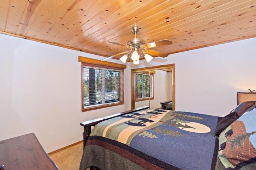 Custom Single Story Cabin With Jacuzzi Pool Table & Big Game Room With Arcade Games Big Bear Lake Exterior foto