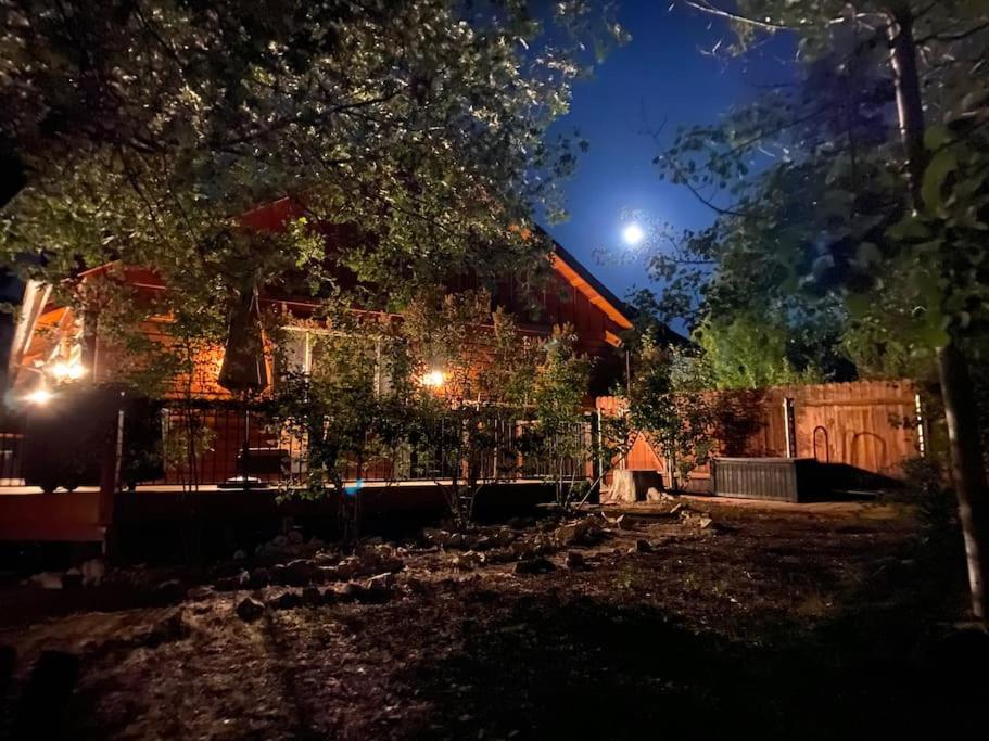 Custom Single Story Cabin With Jacuzzi Pool Table & Big Game Room With Arcade Games Big Bear Lake Exterior foto
